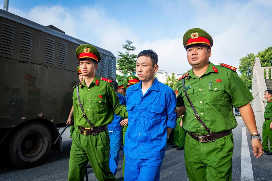 Cựu Viện trưởng 'biến tội phạm thành bệnh nhân tâm thần' bị dẫn giải đến tòa