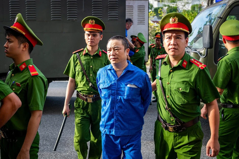 Cựu Viện trưởng 'biến tội phạm thành bệnh nhân tâm thần' bị dẫn giải đến tòa