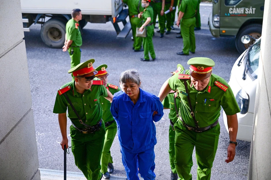 Cựu Viện trưởng 'biến tội phạm thành bệnh nhân tâm thần' bị dẫn giải đến tòa
