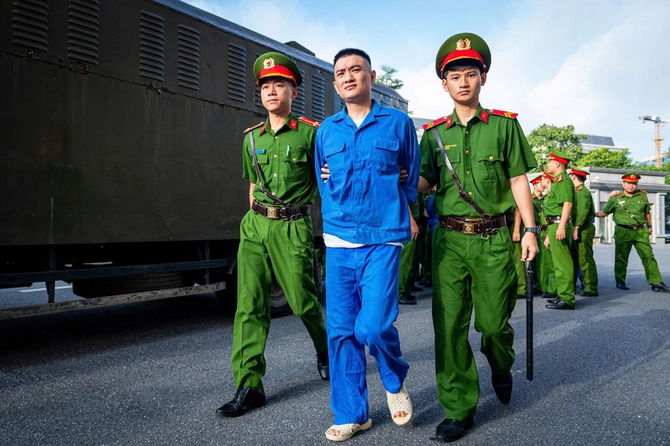 Cựu Viện trưởng 'biến tội phạm thành bệnh nhân tâm thần' bị dẫn giải đến tòa