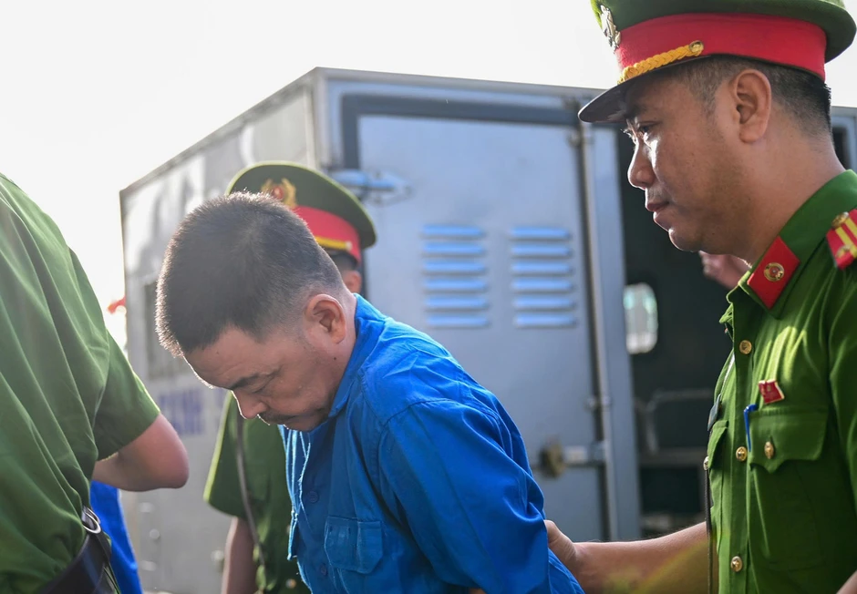 Cựu Viện trưởng 'biến tội phạm thành bệnh nhân tâm thần' bị dẫn giải đến tòa