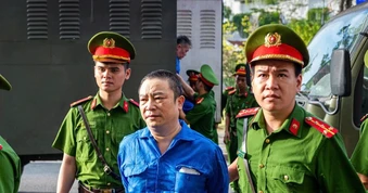 Cựu Viện trưởng 'biến tội phạm thành bệnh nhân tâm thần' bị dẫn giải đến tòa