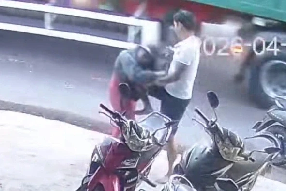 Đã xác định được gã đàn ông xăm trổ, hành hung phụ nữ trên đường Đã xác định được gã đàn ông xăm trổ, hành hung phụ nữ trên đường