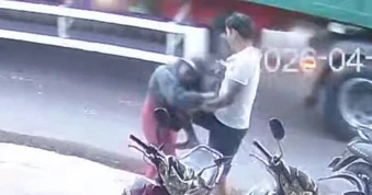 Đã xác định được gã đàn ông xăm trổ, hành hung phụ nữ trên đường