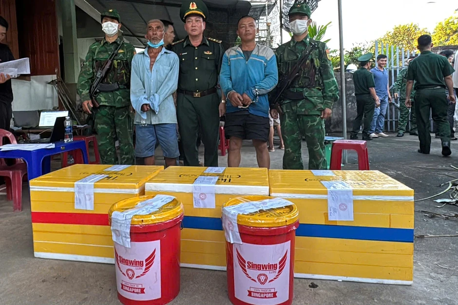 Đặc nhiệm bắt quả tang 2 cha con đang vận chuyển thuốc nổ Đặc nhiệm bắt quả tang 2 cha con đang vận chuyển thuốc nổ