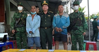 Đặc nhiệm bắt quả tang 2 cha con đang vận chuyển thuốc nổ