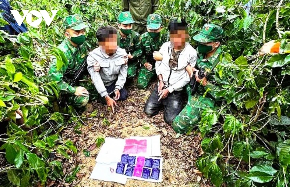Đặc nhiệm mật phục tóm gọn 2 đối tượng vận chuyển ma túy Đặc nhiệm mật phục tóm gọn 2 đối tượng vận chuyển ma túy