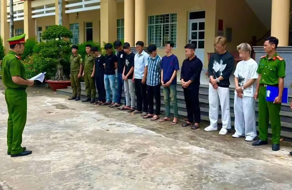 'Đại náo' quán ăn, 12 người ở Đồng Nai bị khởi tố 'Đại náo' quán ăn, 12 người ở Đồng Nai bị khởi tố