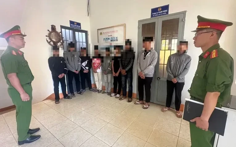 Đắk Lắk: Hai nhóm học sinh mang hung khí đánh nhau vì mâu thuẫn trên Tiktok Đắk Lắk: Hai nhóm học sinh mang hung khí đánh nhau vì mâu thuẫn trên Tiktok