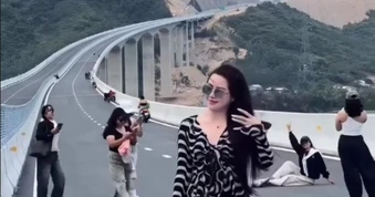 Đắk Lắk: Nhiều cô gái đổ xô đến cầu Kỳ Lộ chụp hình, nhà chức trách cảnh báo nguy hiểm