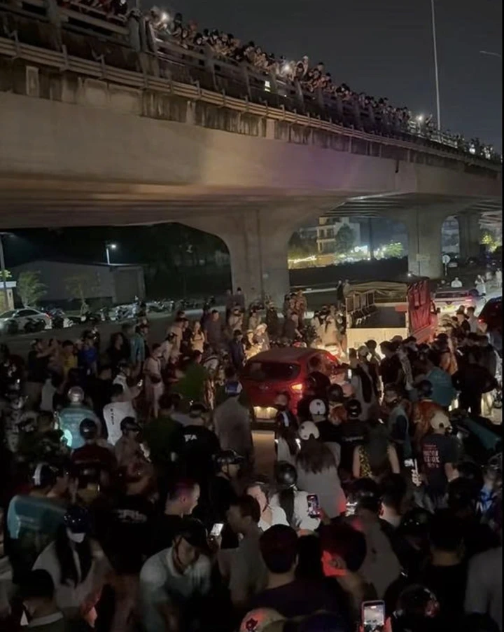 Đám đông vây kín ô tô, livestream: Khi nào có thể bị xử lý hình sự? Đám đông vây kín ô tô, livestream: Khi nào có thể bị xử lý hình sự?
