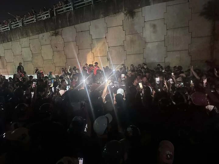 Đám đông vây kín ô tô, livestream: Khi nào có thể bị xử lý hình sự? Đám đông vây kín ô tô, livestream: Khi nào có thể bị xử lý hình sự?