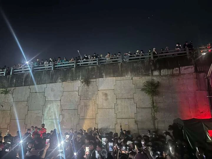 Đám đông vây kín ô tô, livestream: Khi nào có thể bị xử lý hình sự? Đám đông vây kín ô tô, livestream: Khi nào có thể bị xử lý hình sự?