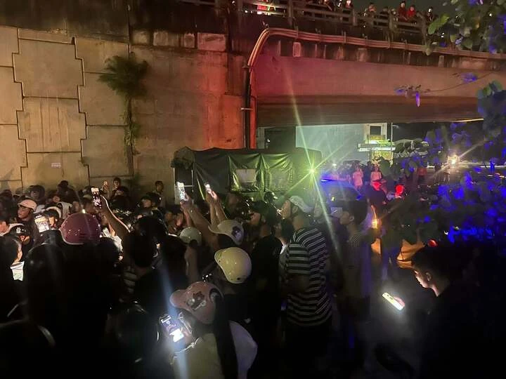 Đám đông vây kín ô tô, livestream: Khi nào có thể bị xử lý hình sự? Đám đông vây kín ô tô, livestream: Khi nào có thể bị xử lý hình sự?