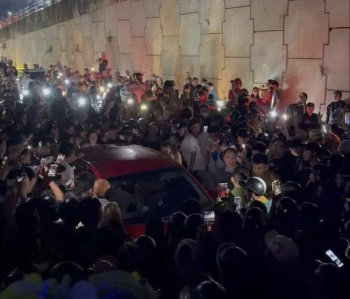 Đám đông vây kín ô tô, livestream: Khi nào có thể bị xử lý hình sự? Đám đông vây kín ô tô, livestream: Khi nào có thể bị xử lý hình sự?