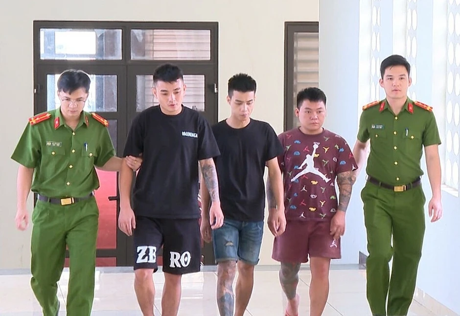 Dàn cảnh va quẹt ôtô, khống chế người đi đường để 'vòi' tiền Dàn cảnh va quẹt ôtô, khống chế người đi đường để 'vòi' tiền