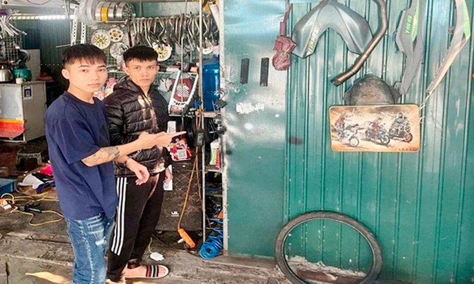 Dán đè QR lên mã tài khoản của hàng chục cửa hàng để nhận tiền Dán đè QR lên mã tài khoản của hàng chục cửa hàng để nhận tiền