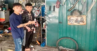 Dán đè QR lên mã tài khoản của hàng chục cửa hàng để nhận tiền