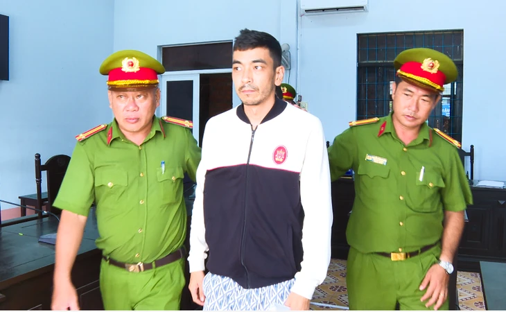 Dẫn độ một người nước ngoài bị truy nã quốc tế trốn ở Phú Quốc Dẫn độ một người nước ngoài bị truy nã quốc tế trốn ở Phú Quốc
