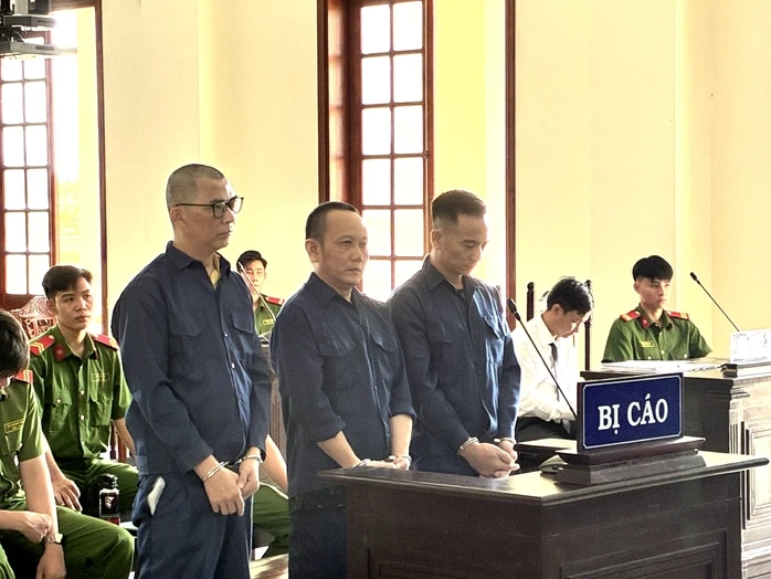 Dàn dựng cảnh đưa tiền tại trụ sở công an để lừa đảo tiền tỉ Dàn dựng cảnh đưa tiền tại trụ sở công an để lừa đảo tiền tỉ