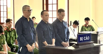 Dàn dựng cảnh đưa tiền tại trụ sở công an để lừa đảo tiền tỉ
