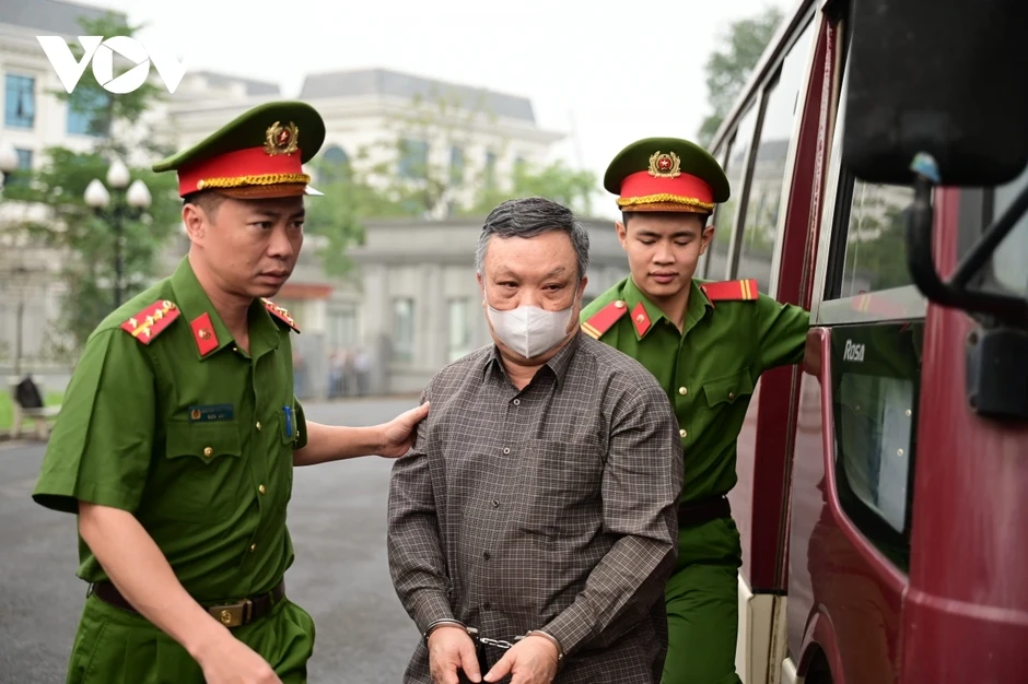 Dẫn giải cựu Thứ trưởng Hoàng Văn Thắng hầu tòa với cáo buộc nhận hối lộ