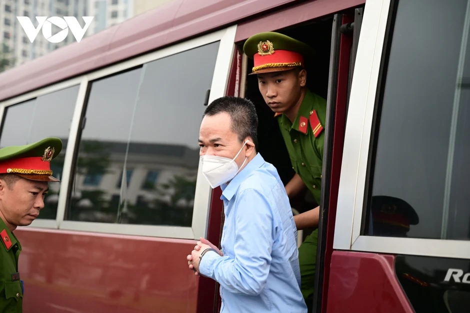 Dẫn giải cựu Thứ trưởng Hoàng Văn Thắng hầu tòa với cáo buộc nhận hối lộ