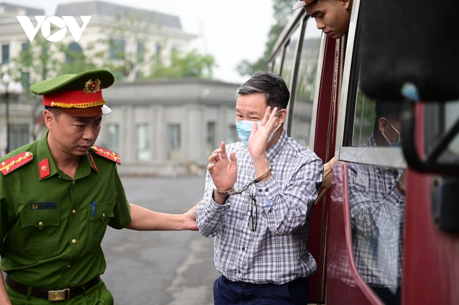 Dẫn giải cựu Thứ trưởng Hoàng Văn Thắng hầu tòa với cáo buộc nhận hối lộ