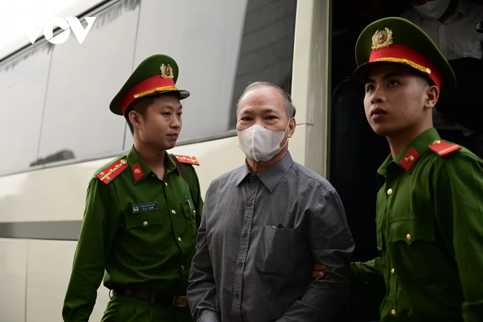 Dẫn giải cựu Thứ trưởng Hoàng Văn Thắng hầu tòa với cáo buộc nhận hối lộ