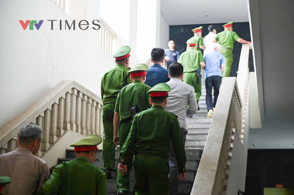 Dẫn giải cựu Thứ trưởng Hoàng Văn Thắng tới toà Dẫn giải cựu Thứ trưởng Hoàng Văn Thắng tới toà