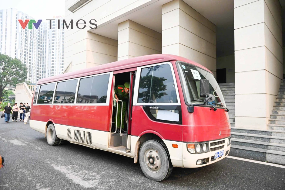 Dẫn giải cựu Thứ trưởng Hoàng Văn Thắng tới toà Dẫn giải cựu Thứ trưởng Hoàng Văn Thắng tới toà
