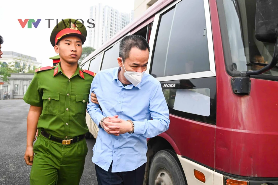 Dẫn giải cựu Thứ trưởng Hoàng Văn Thắng tới toà Dẫn giải cựu Thứ trưởng Hoàng Văn Thắng tới toà