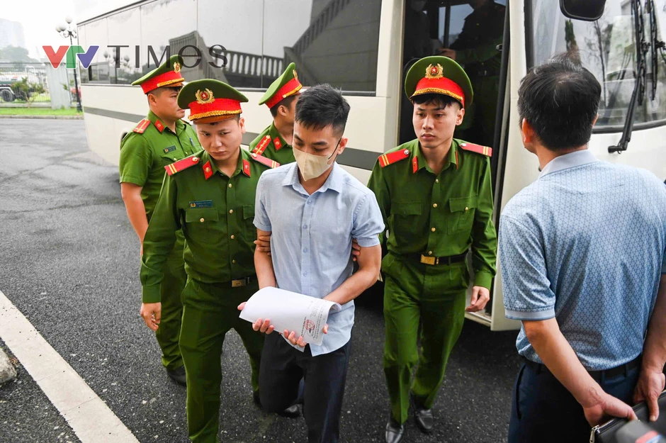 Dẫn giải cựu Thứ trưởng Hoàng Văn Thắng tới toà Dẫn giải cựu Thứ trưởng Hoàng Văn Thắng tới toà