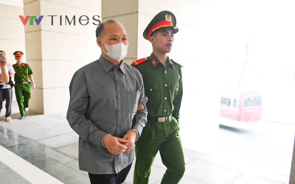 Dẫn giải cựu Thứ trưởng Hoàng Văn Thắng tới toà Dẫn giải cựu Thứ trưởng Hoàng Văn Thắng tới toà