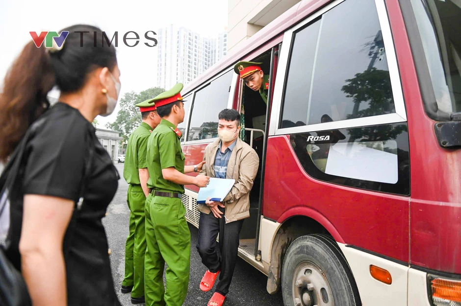 Dẫn giải cựu Thứ trưởng Hoàng Văn Thắng tới toà Dẫn giải cựu Thứ trưởng Hoàng Văn Thắng tới toà