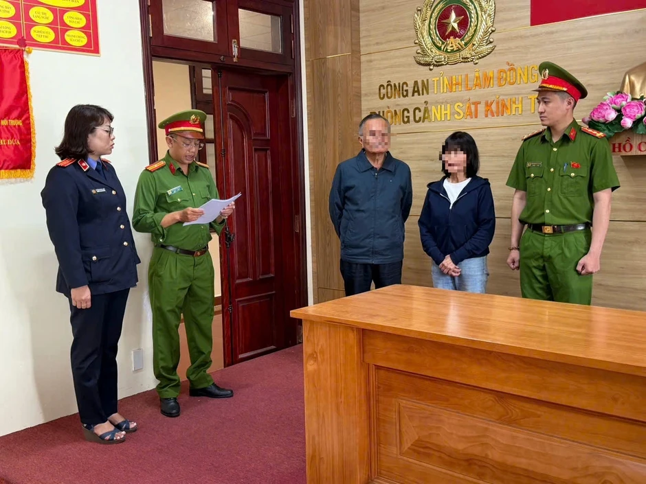Dán nhãn hàng giả thời trang bán kiếm lời, vợ chồng chủ shop bị khởi tố Dán nhãn hàng giả thời trang bán kiếm lời, vợ chồng chủ shop bị khởi tố