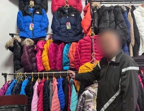 Dán nhãn hàng giả thời trang bán kiếm lời, vợ chồng chủ shop bị khởi tố Dán nhãn hàng giả thời trang bán kiếm lời, vợ chồng chủ shop bị khởi tố