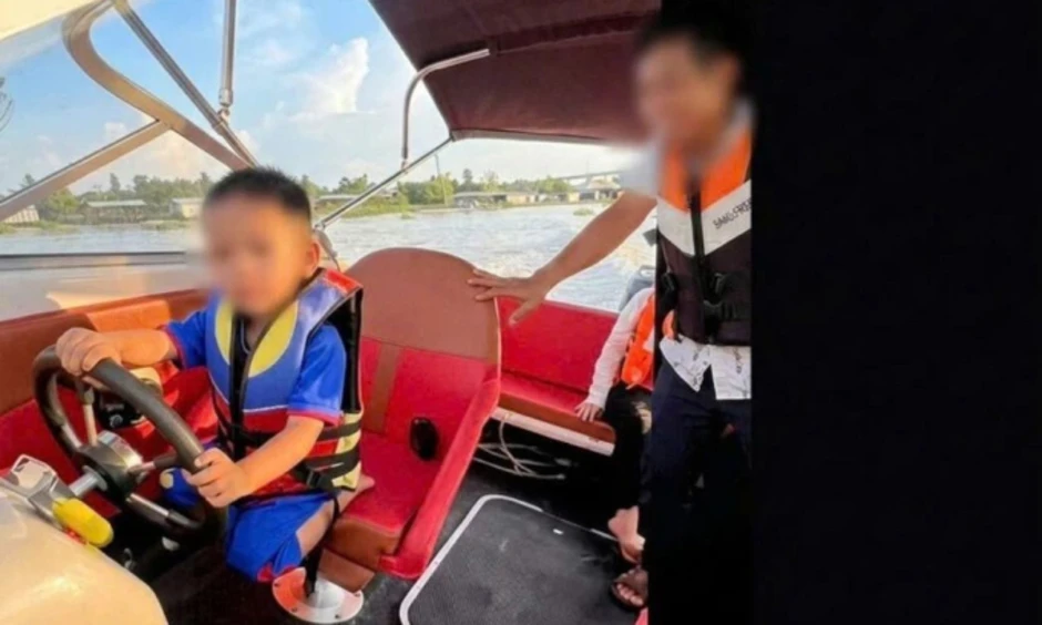 Đăng ảnh con trai 3 tuổi lái canô lên mạng xã hội Đăng ảnh con trai 3 tuổi lái canô lên mạng xã hội