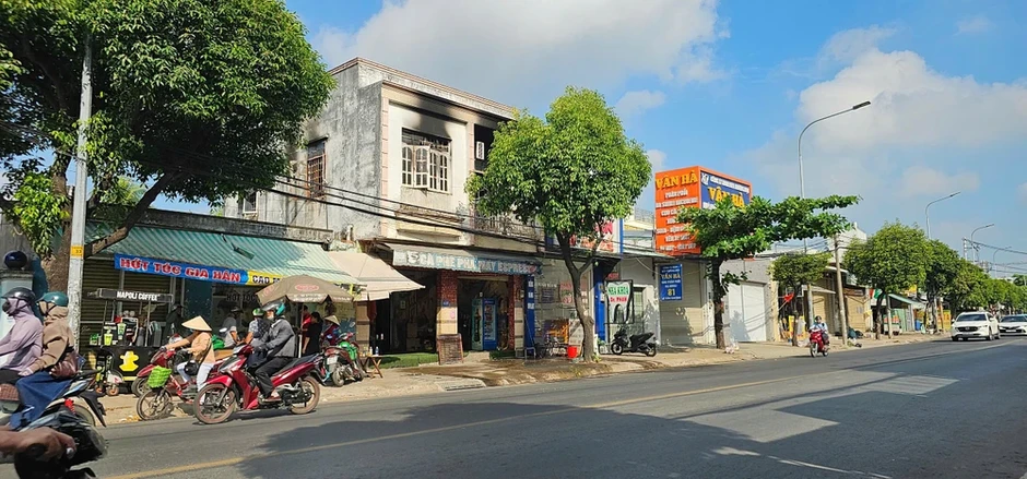 Đang bán nước dưới tầng trệt, chủ nhà trên đường Lê Văn Khương thấy lầu một bốc cháy Đang bán nước dưới tầng trệt, chủ nhà trên đường Lê Văn Khương thấy lầu một bốc cháy