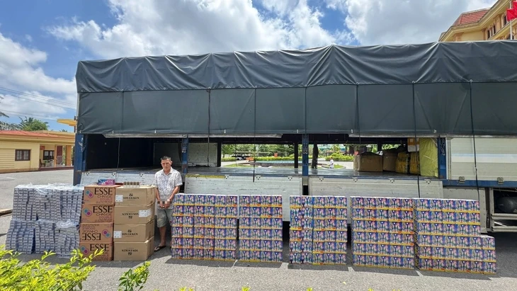 Đang bốc xếp 260kg pháo và 7.600 gói thuốc lá lên xe tải thì bị bắt quả tang Đang bốc xếp 260kg pháo và 7.600 gói thuốc lá lên xe tải thì bị bắt quả tang