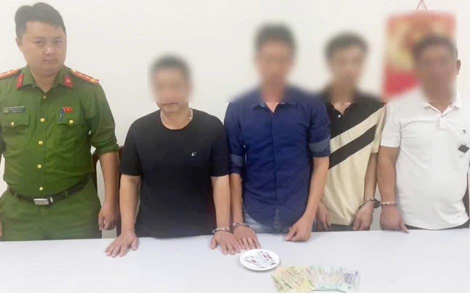 Đang chấp hành án treo vẫn tụ tập đánh bạc, 4 người bị bắt quả tang Đang chấp hành án treo vẫn tụ tập đánh bạc, 4 người bị bắt quả tang