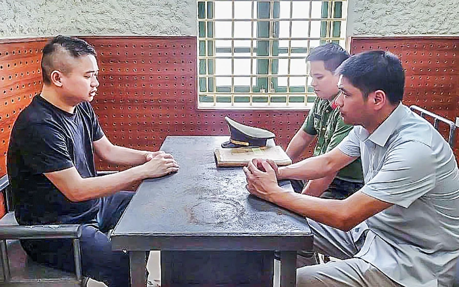 Đang chạy xe trên bờ kênh thì 'công an giả' kiểm tra giấy tờ, tống tiền Đang chạy xe trên bờ kênh thì 'công an giả' kiểm tra giấy tờ, tống tiền