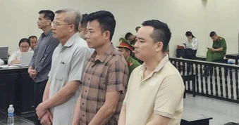 Đang chờ mổ u gan, cựu giám đốc vẫn nhiều lần bị đòi "chi tiền ngoại giao"