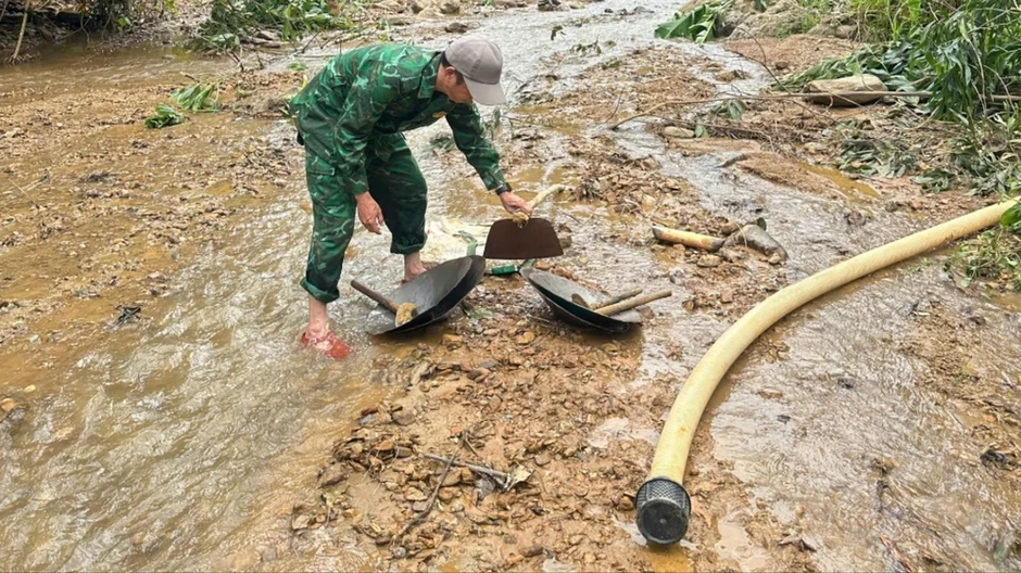 Đang lén lút giữa rừng, 7 người hốt hoảng bỏ chạy khi thấy lực lượng chức năng Đang lén lút giữa rừng, 7 người hốt hoảng bỏ chạy khi thấy lực lượng chức năng