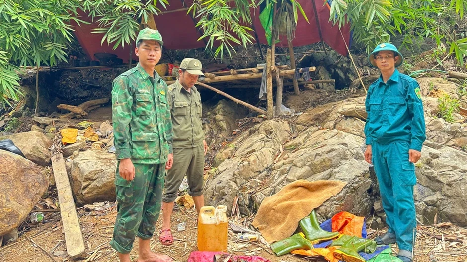 Đang lén lút giữa rừng, 7 người hốt hoảng bỏ chạy khi thấy lực lượng chức năng Đang lén lút giữa rừng, 7 người hốt hoảng bỏ chạy khi thấy lực lượng chức năng
