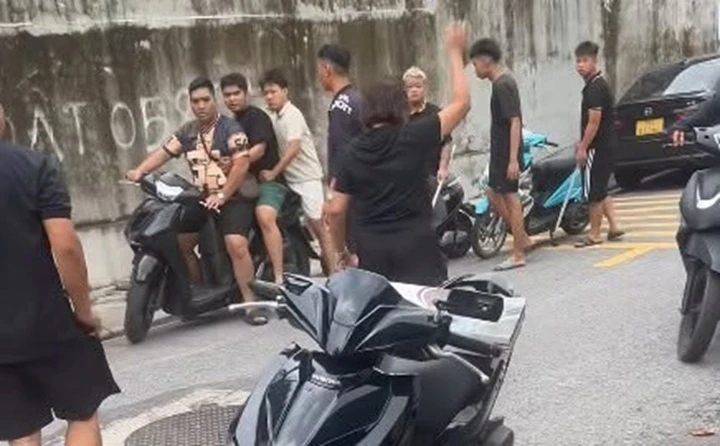 Đang ngồi uống nước, người đàn ông bị nhóm côn đồ xông vào chém Đang ngồi uống nước, người đàn ông bị nhóm côn đồ xông vào chém