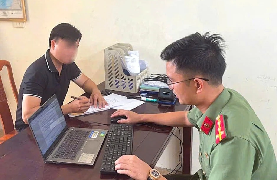 Đăng thông tin sai sự thật, một người đàn ông ở Nghệ An bị phạt 12,5 triệu đồng Đăng thông tin sai sự thật, một người đàn ông ở Nghệ An bị phạt 12,5 triệu đồng