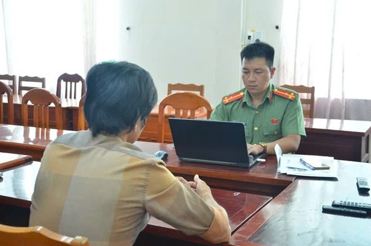 Đăng video sai sự thật để 'câu like' bị công an mời làm việc Đăng video sai sự thật để 'câu like' bị công an mời làm việc