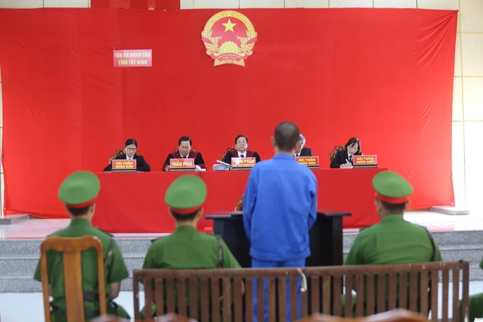 Đang xét xử kẻ bị cáo buộc sát hại 3 người trong gia đình người tình ở Tây Ninh Đang xét xử kẻ bị cáo buộc sát hại 3 người trong gia đình người tình ở Tây Ninh