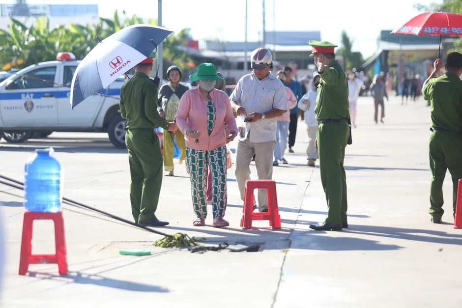Đang xét xử kẻ bị cáo buộc sát hại 3 người trong gia đình người tình ở Tây Ninh Đang xét xử kẻ bị cáo buộc sát hại 3 người trong gia đình người tình ở Tây Ninh